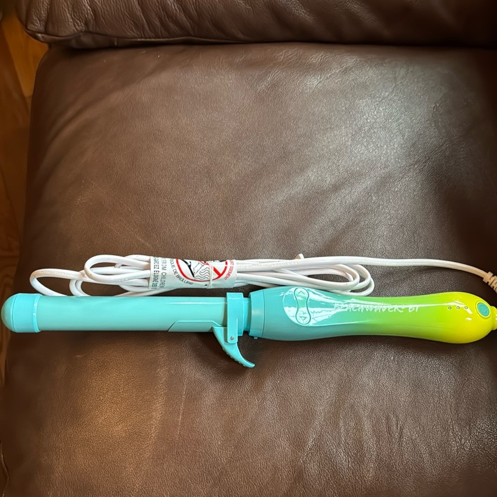 Beachwaver B1  curling iron
Color green
